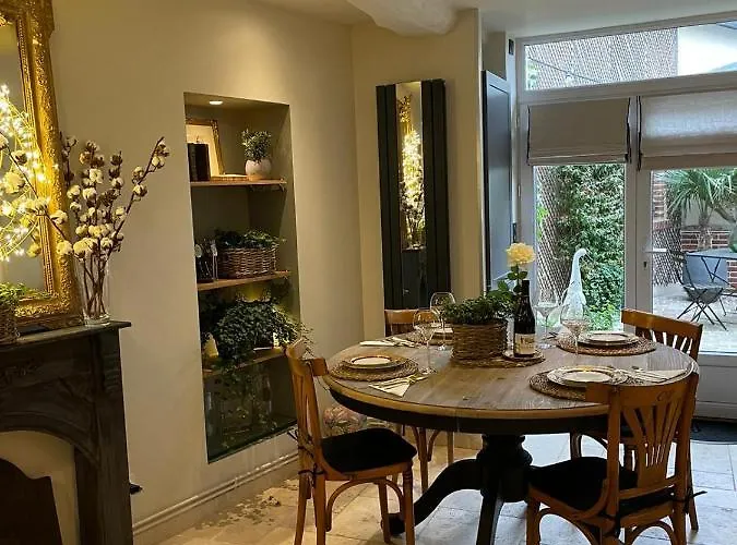 Будинок відпочинку Les Maisons D'augustine, Demeure De Charme De La Cour Ste Catherine *